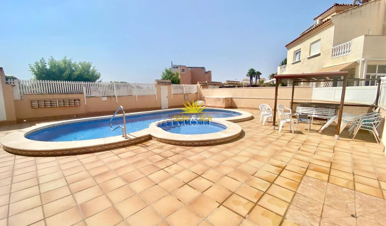2 soverom Kjedet enebolig til salgs i Torrevieja med svømmebasseng - € 175 000 (Ref: 9993577)