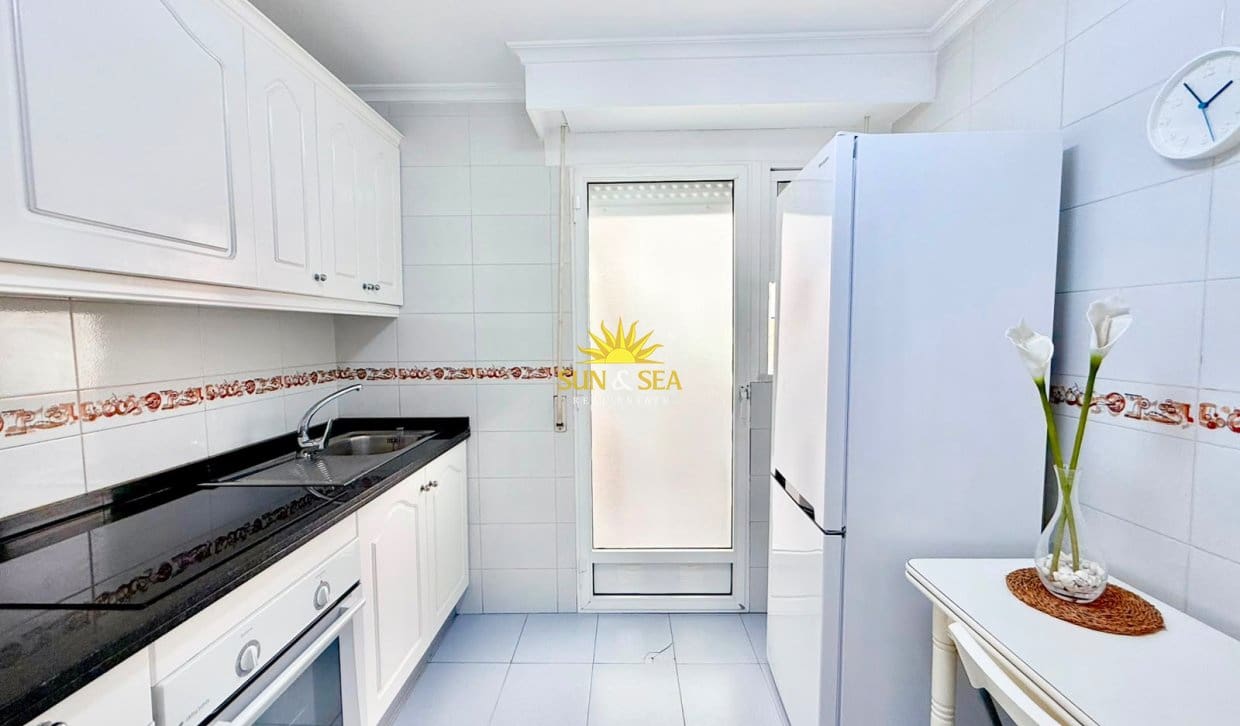 3 soveværelse Lejlighed til leje i Torrevieja - € 1.400 (Ref: 9995956)