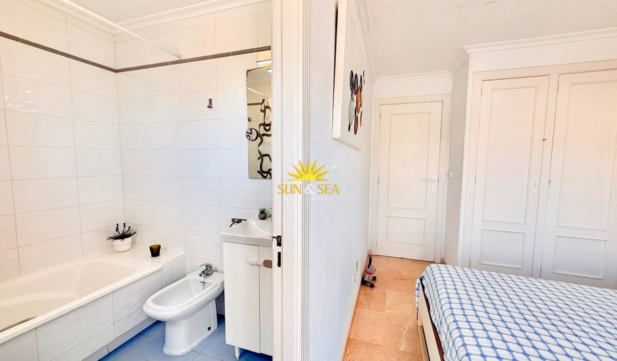 3 soveværelse Lejlighed til leje i Torrevieja - € 1.400 (Ref: 9995956)