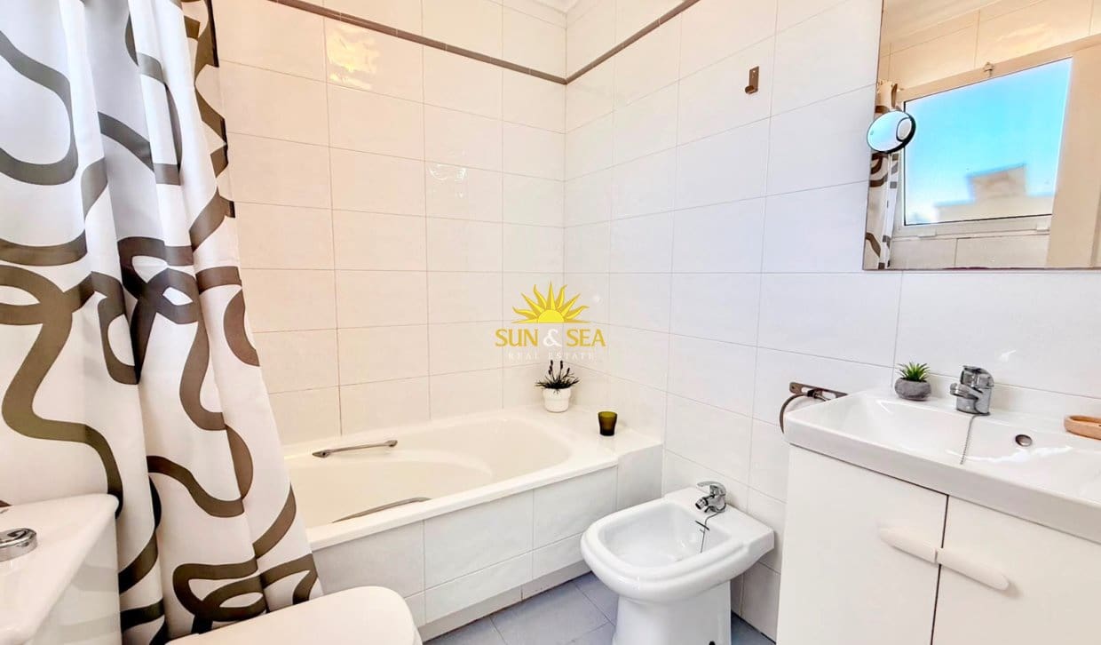 3 soveværelse Lejlighed til leje i Torrevieja - € 1.400 (Ref: 9995956)