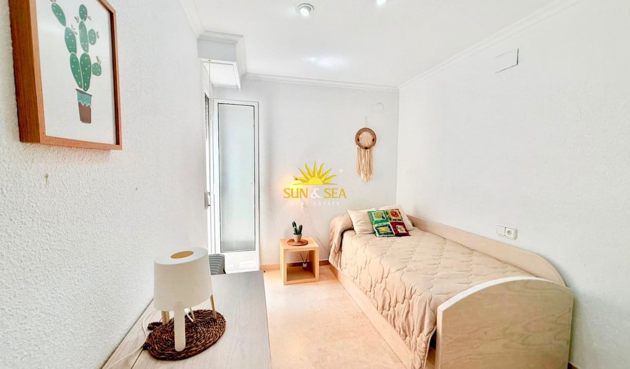 3 soveværelse Lejlighed til leje i Torrevieja - € 1.400 (Ref: 9995956)