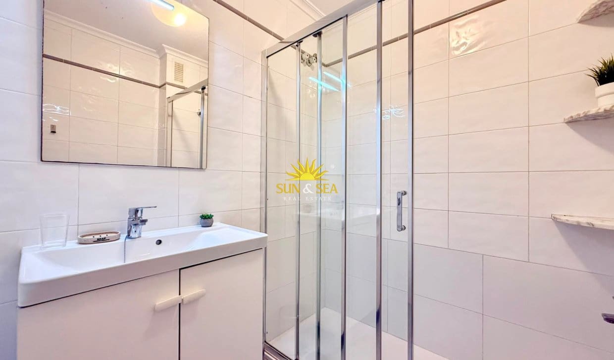 3 soveværelse Lejlighed til leje i Torrevieja - € 1.400 (Ref: 9995956)