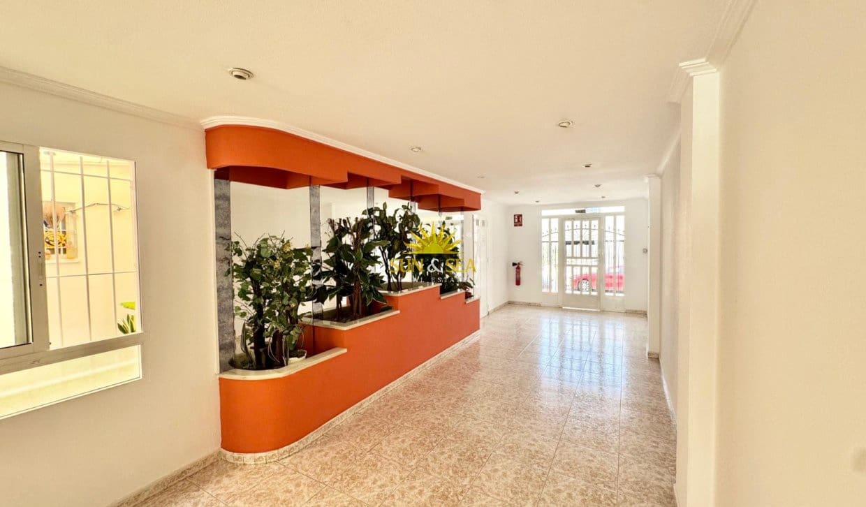Appartement de 2 chambres à louer à Torrevieja avec piscine - 800 € (Ref: 9996305)
