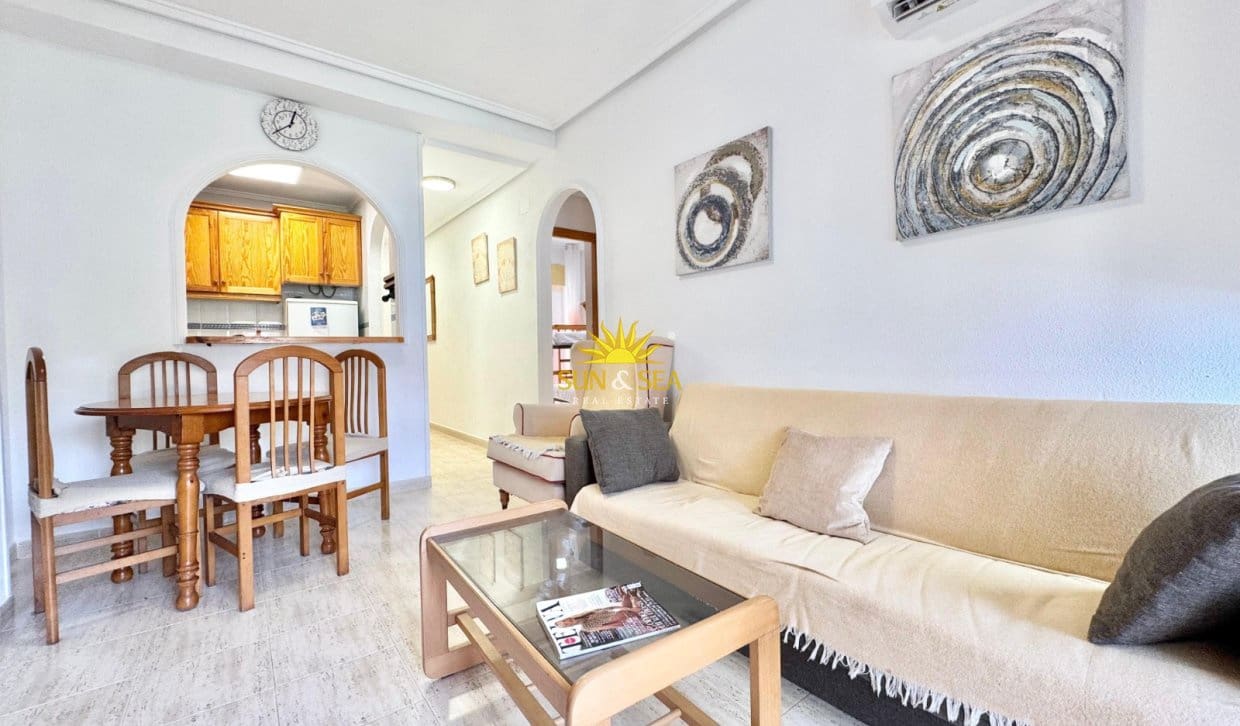 Appartement de 2 chambres à louer à Torrevieja avec piscine - 800 € (Ref: 9996305)