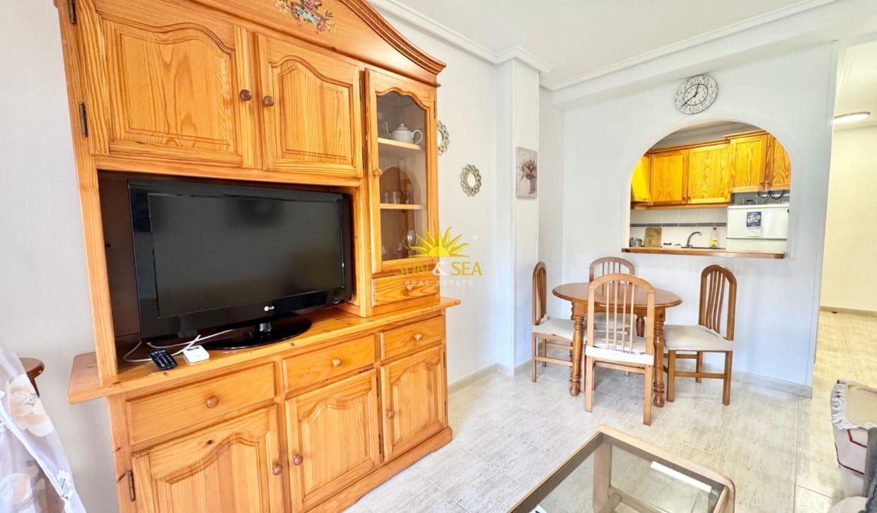 Appartement de 2 chambres à louer à Torrevieja avec piscine - 800 € (Ref: 9996305)