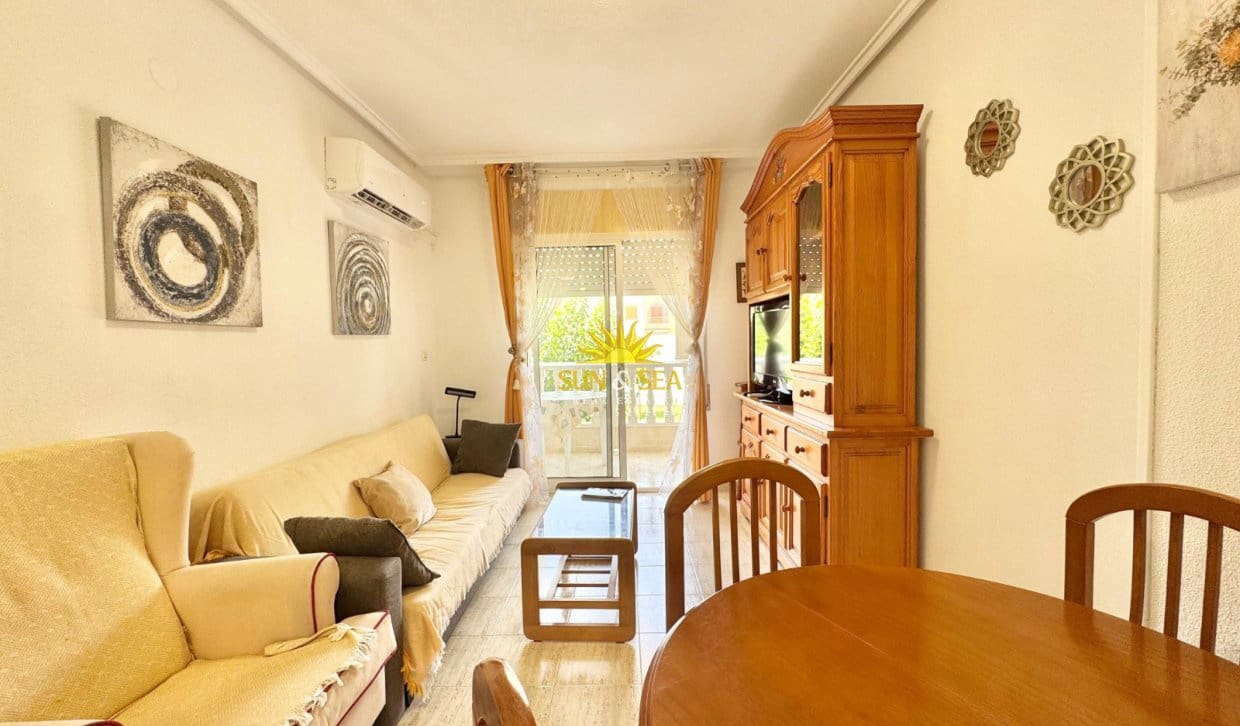 Appartement de 2 chambres à louer à Torrevieja avec piscine - 800 € (Ref: 9996305)