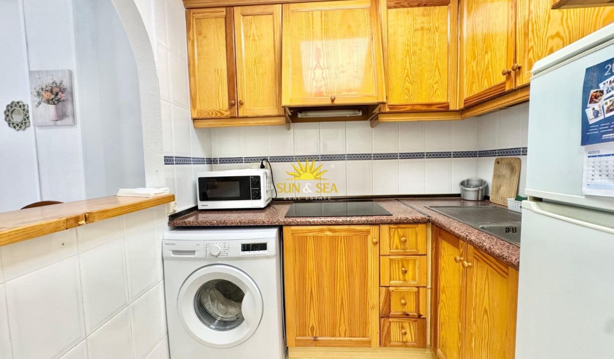 Appartement de 2 chambres à louer à Torrevieja avec piscine - 800 € (Ref: 9996305)