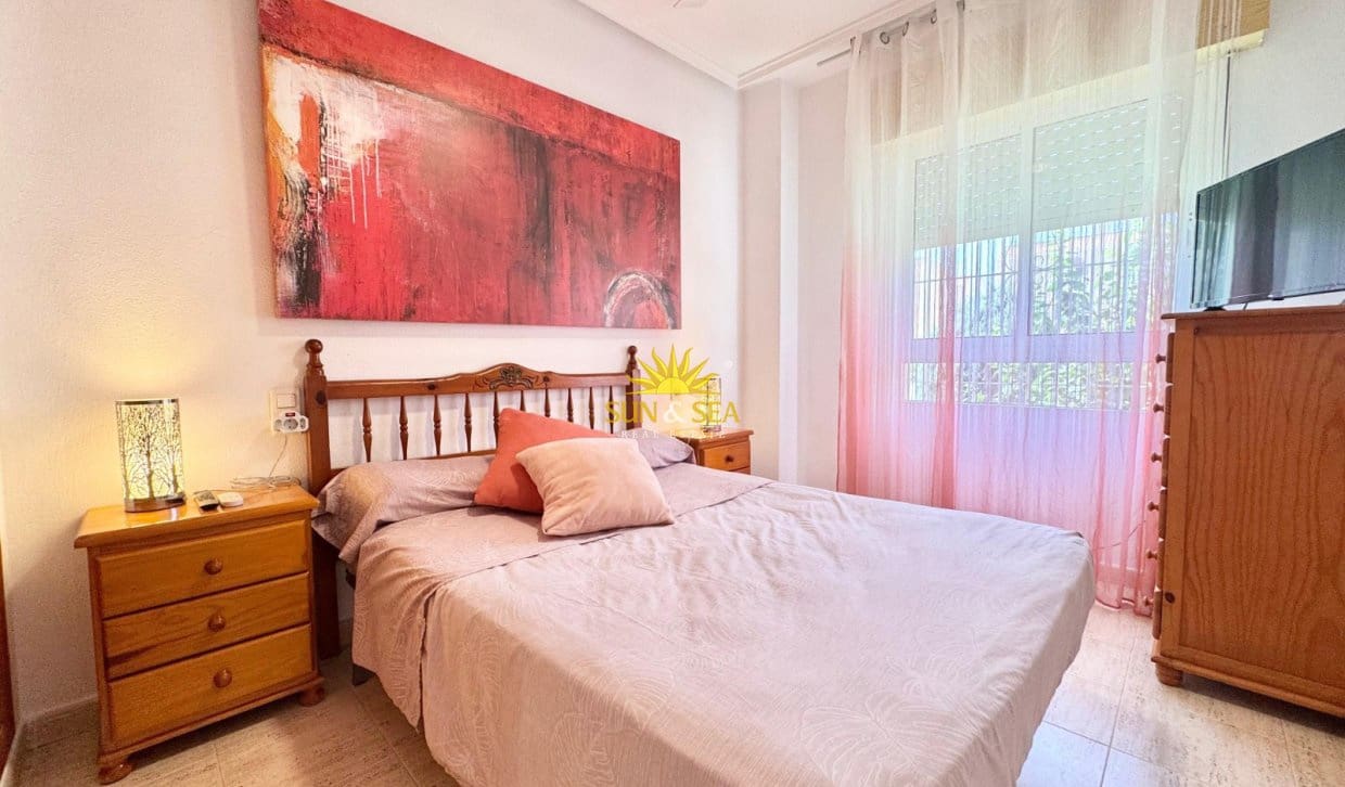 Appartement de 2 chambres à louer à Torrevieja avec piscine - 800 € (Ref: 9996305)