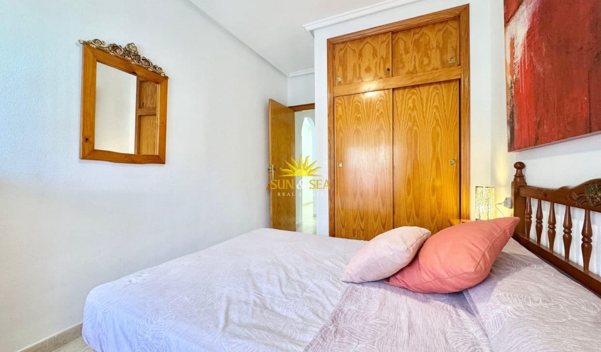 Appartement de 2 chambres à louer à Torrevieja avec piscine - 800 € (Ref: 9996305)