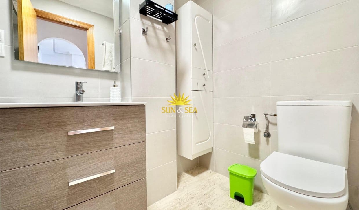 Appartement de 2 chambres à louer à Torrevieja avec piscine - 800 € (Ref: 9996305)