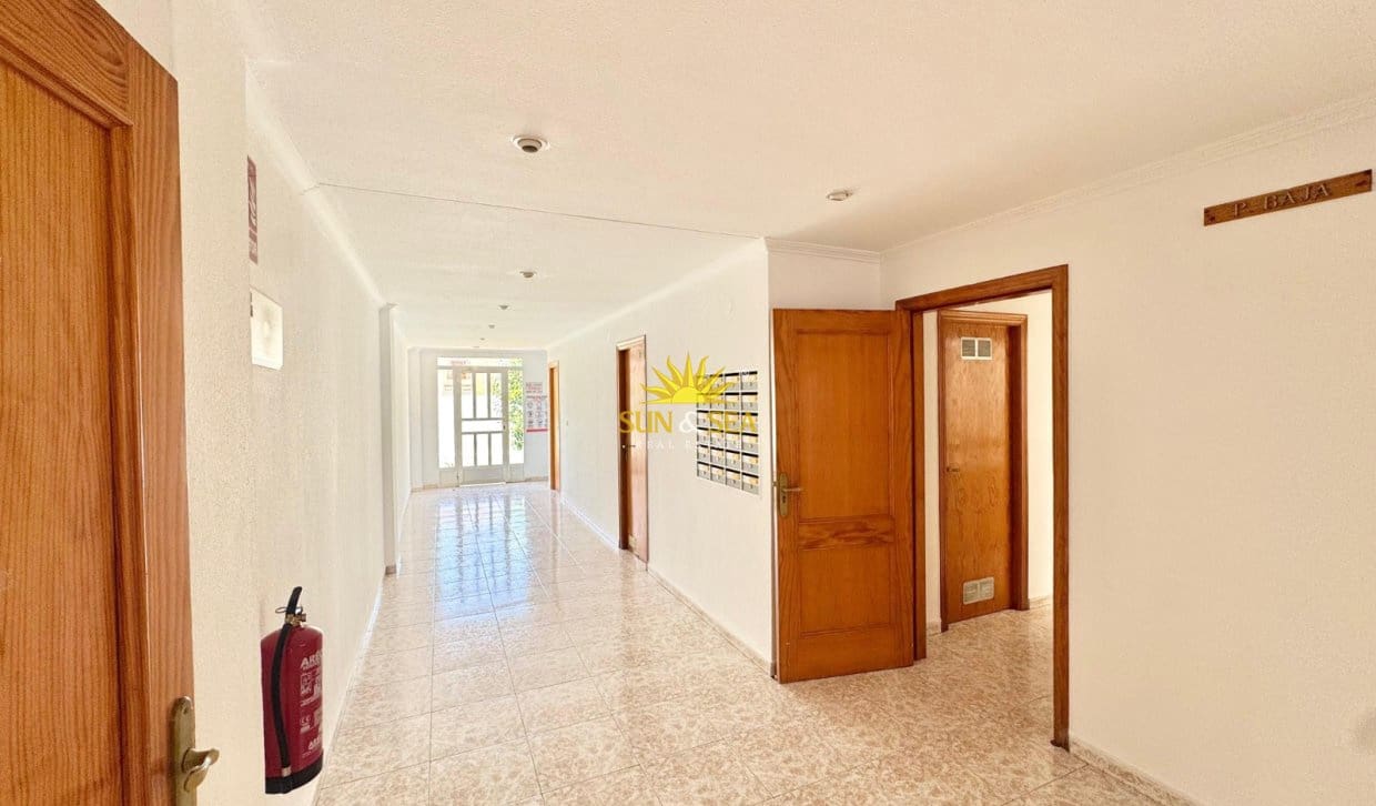 Appartement de 2 chambres à louer à Torrevieja avec piscine - 800 € (Ref: 9996305)