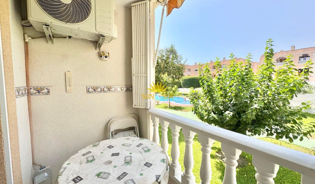 Appartement de 2 chambres à louer à Torrevieja avec piscine - 800 € (Ref: 9996305)