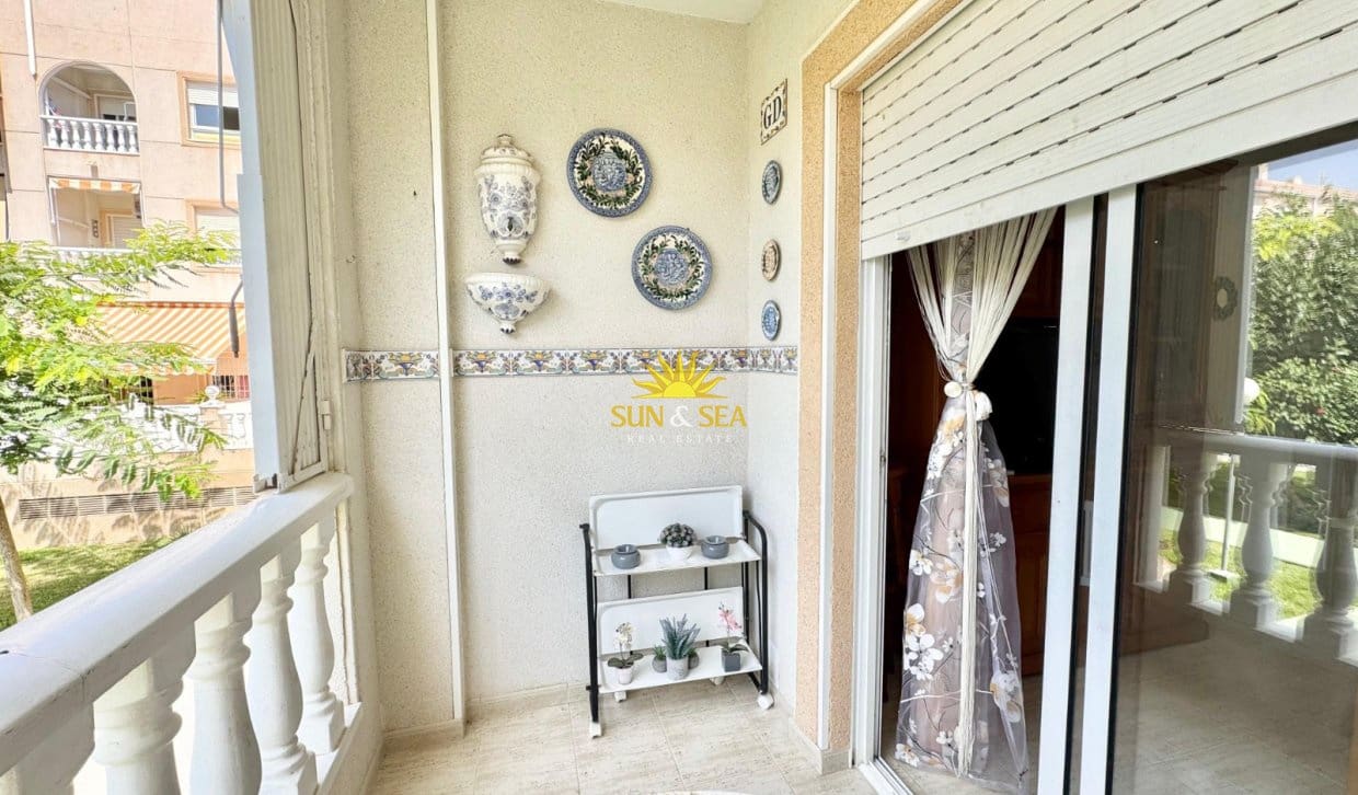 Appartement de 2 chambres à louer à Torrevieja avec piscine - 800 € (Ref: 9996305)
