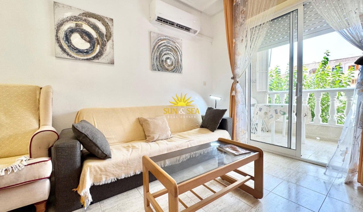 Appartement de 2 chambres à louer à Torrevieja avec piscine - 800 € (Ref: 9996305)