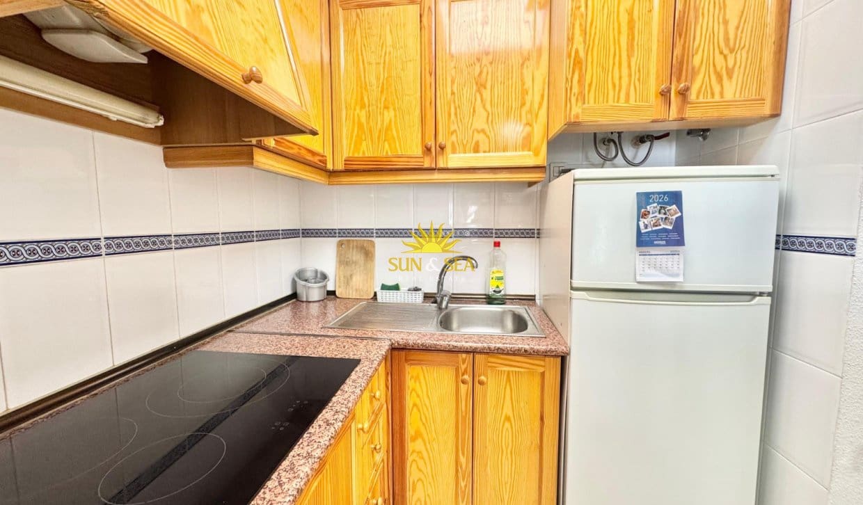 Appartement de 2 chambres à louer à Torrevieja avec piscine - 800 € (Ref: 9996305)
