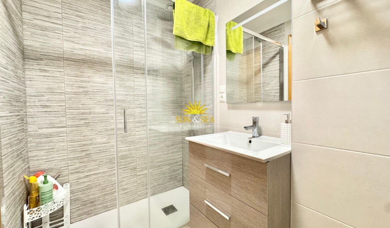Appartement de 2 chambres à louer à Torrevieja avec piscine - 800 € (Ref: 9996305)