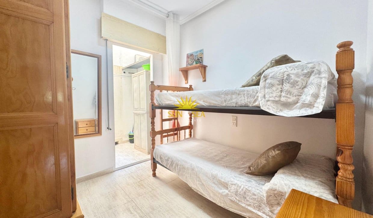 Appartement de 2 chambres à louer à Torrevieja avec piscine - 800 € (Ref: 9996305)