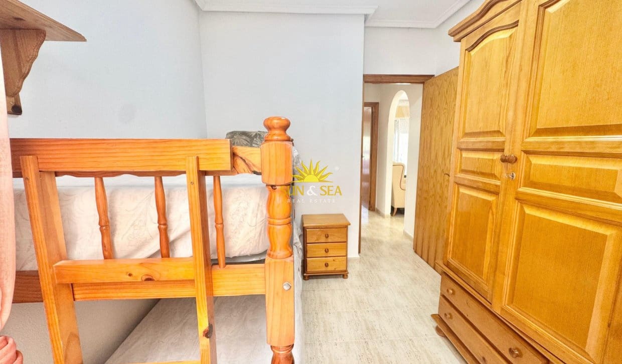 Appartement de 2 chambres à louer à Torrevieja avec piscine - 800 € (Ref: 9996305)