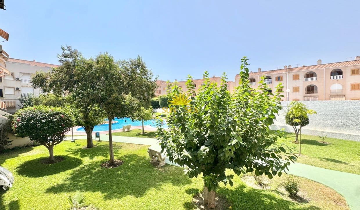 Appartement de 2 chambres à louer à Torrevieja avec piscine - 800 € (Ref: 9996305)