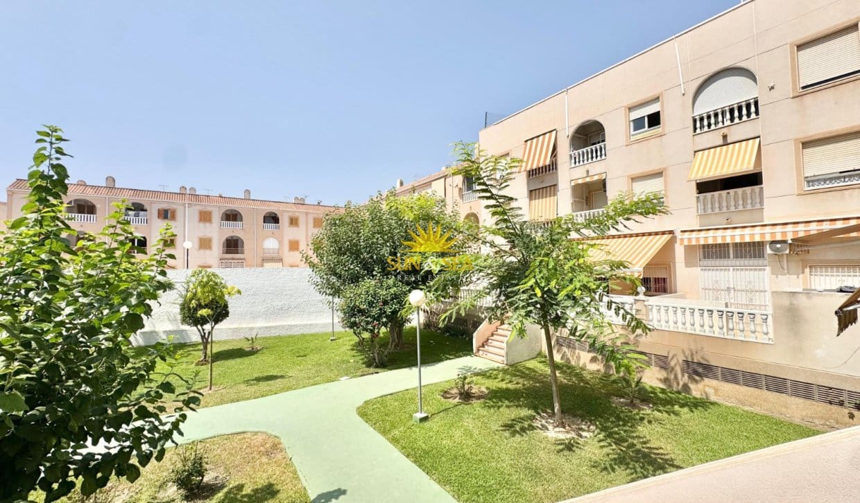 Appartement de 2 chambres à louer à Torrevieja avec piscine - 800 € (Ref: 9996305)