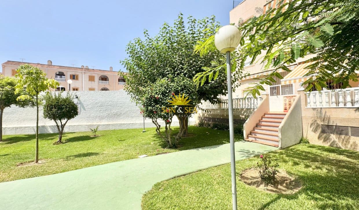 Appartement de 2 chambres à louer à Torrevieja avec piscine - 800 € (Ref: 9996305)