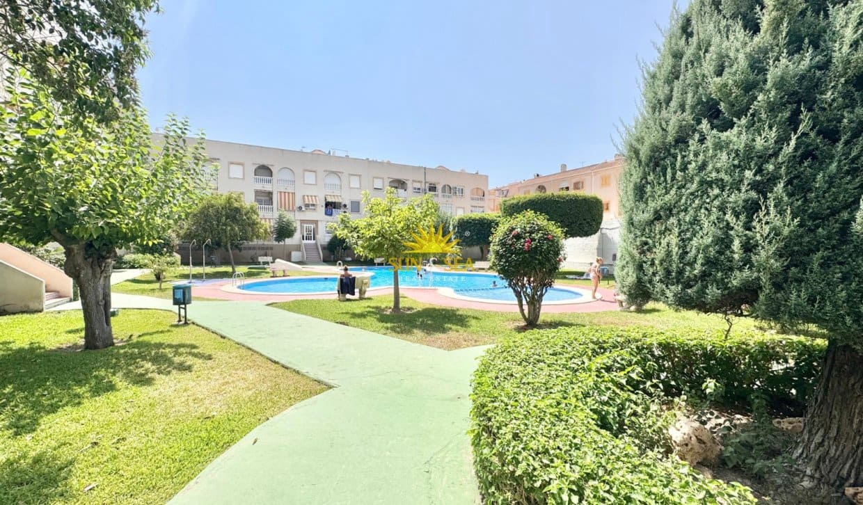 Appartement de 2 chambres à louer à Torrevieja avec piscine - 800 € (Ref: 9996305)