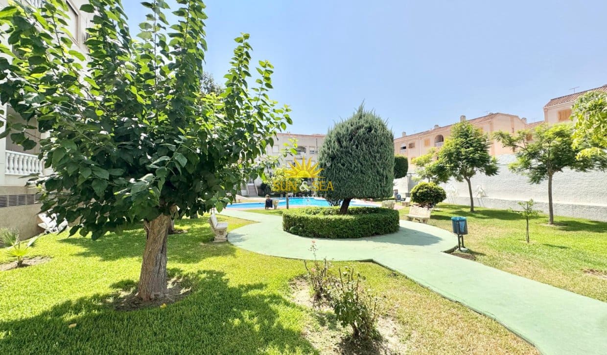 Appartement de 2 chambres à louer à Torrevieja avec piscine - 800 € (Ref: 9996305)