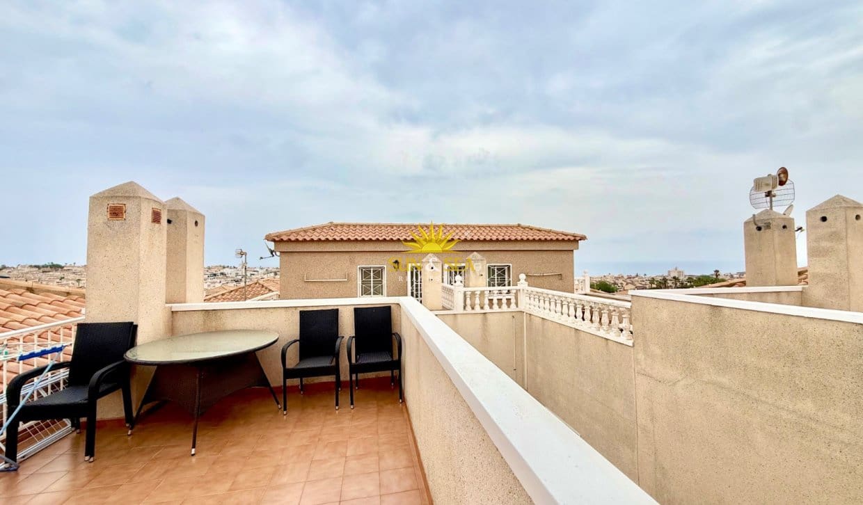 2 bedroom Townhouse for rent in Torrevieja with pool garage - € 950 (Ref: 9997519)