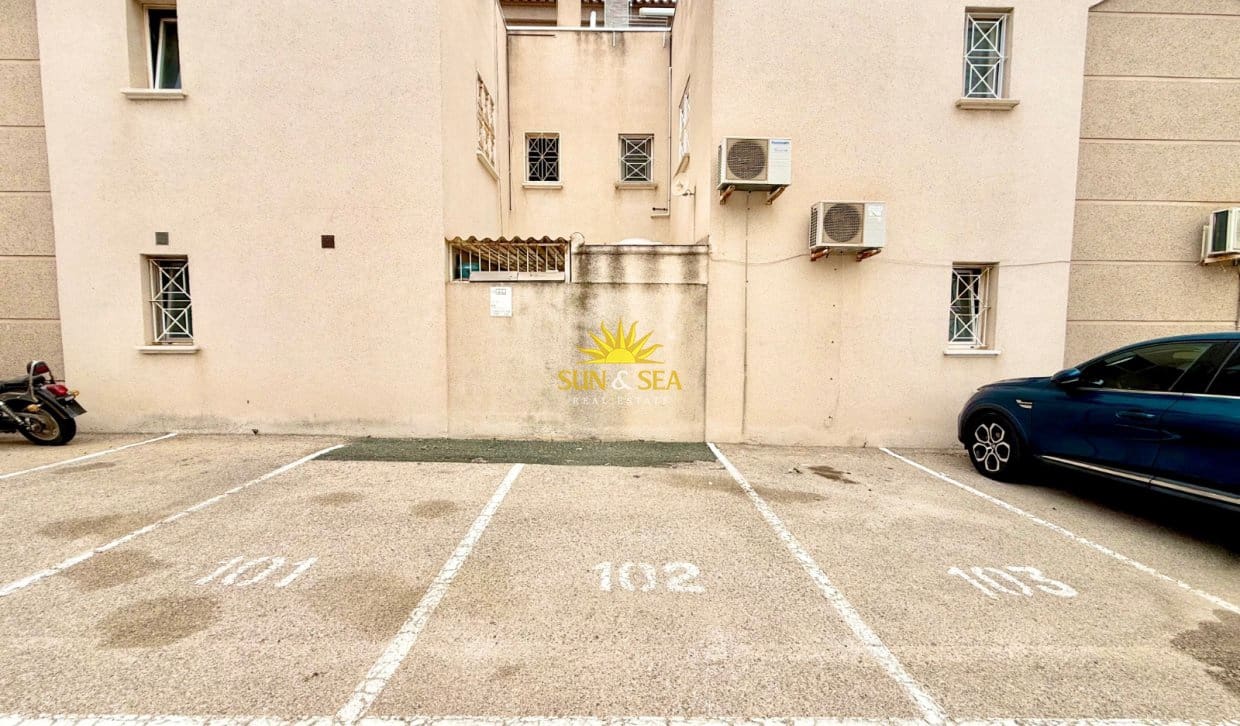 2 bedroom Townhouse for rent in Torrevieja with pool garage - € 950 (Ref: 9997519)