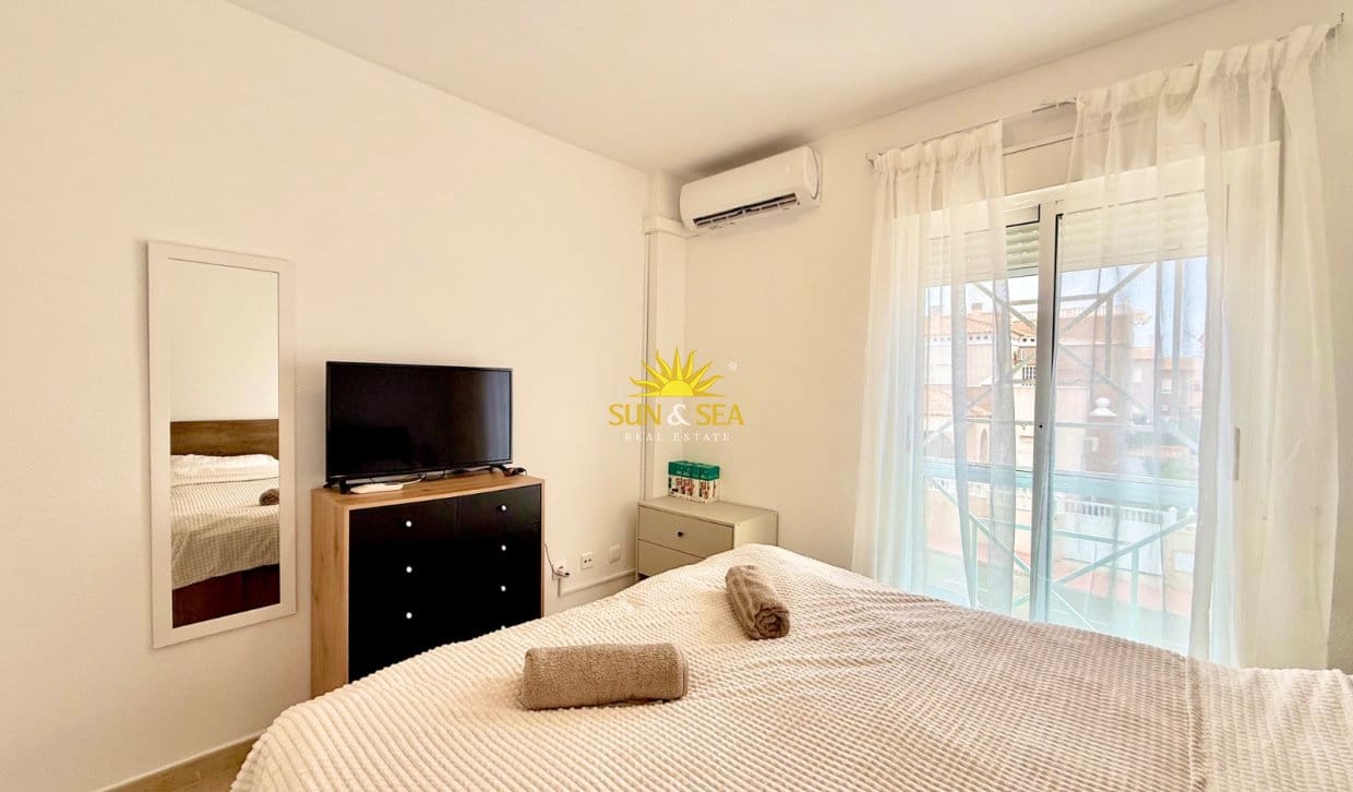 2 bedroom Townhouse for rent in Torrevieja with pool garage - € 950 (Ref: 9997519)