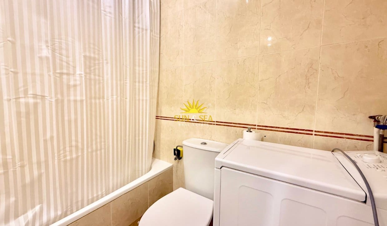 2 bedroom Townhouse for rent in Torrevieja with pool garage - € 950 (Ref: 9997519)
