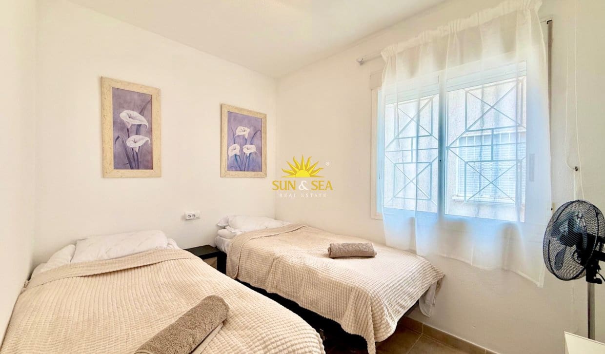 2 bedroom Townhouse for rent in Torrevieja with pool garage - € 950 (Ref: 9997519)