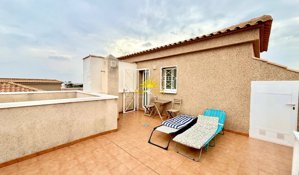 2 bedroom Townhouse for rent in Torrevieja with pool garage - € 950 (Ref: 9997519)