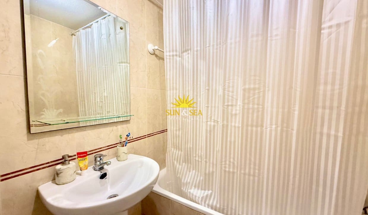 2 bedroom Townhouse for rent in Torrevieja with pool garage - € 950 (Ref: 9997519)