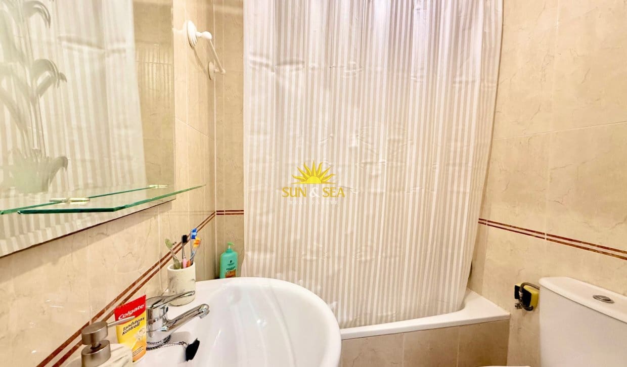 2 bedroom Townhouse for rent in Torrevieja with pool garage - € 950 (Ref: 9997519)