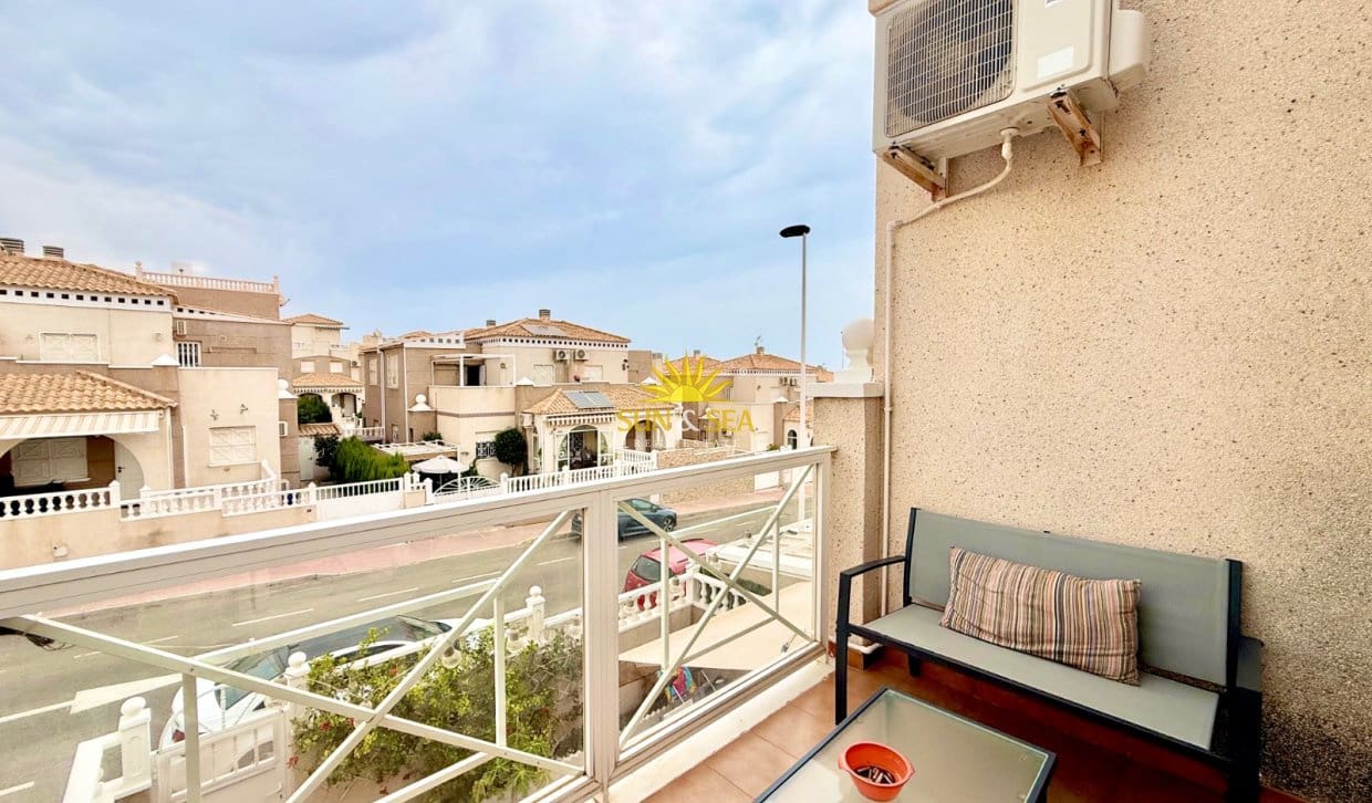 2 bedroom Townhouse for rent in Torrevieja with pool garage - € 950 (Ref: 9997519)