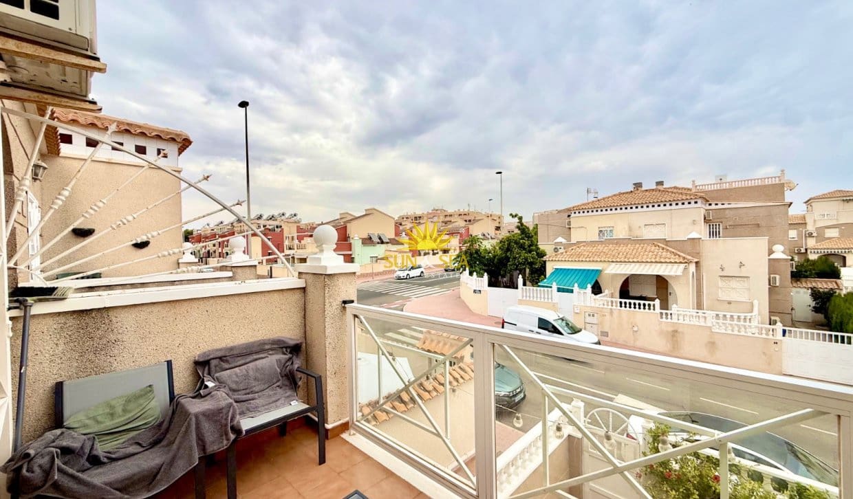 2 bedroom Townhouse for rent in Torrevieja with pool garage - € 950 (Ref: 9997519)