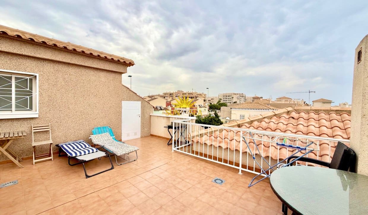 2 bedroom Townhouse for rent in Torrevieja with pool garage - € 950 (Ref: 9997519)