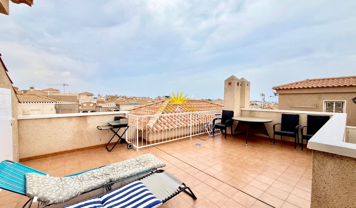 2 bedroom Townhouse for rent in Torrevieja with pool garage - € 950 (Ref: 9997519)