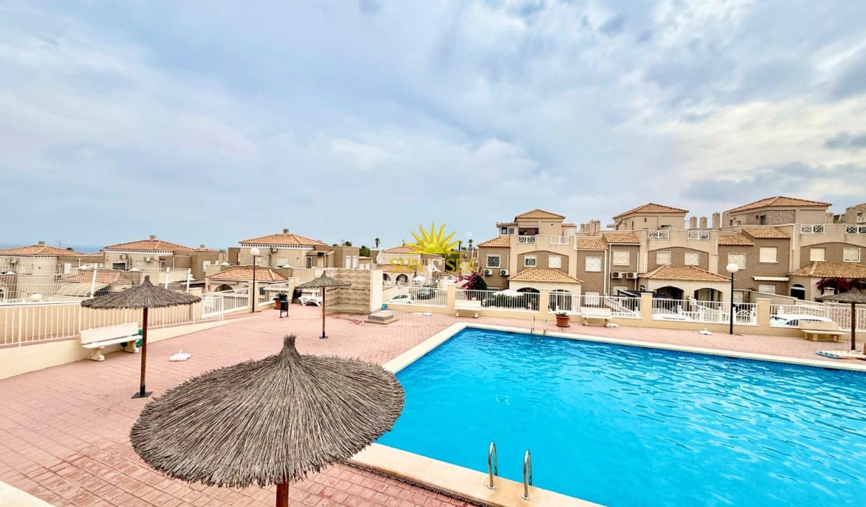 2 bedroom Townhouse for rent in Torrevieja with pool garage - € 950 (Ref: 9997519)