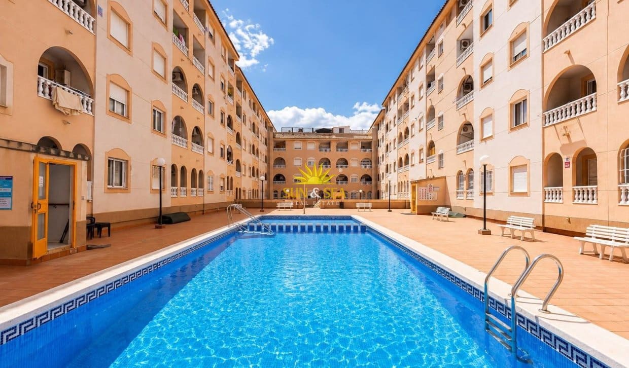 Apartamento de 1 habitación en Torrevieja en venta con piscina - 149.000 € (Ref: 9997817)
