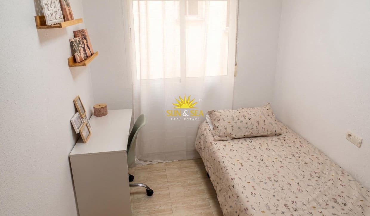   3 soveværelse   ferieLejlighed i Torrevieja   med   swimmingpool   - € 950 (Ref: 9997818)