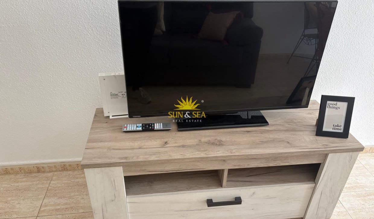   3 soveværelse   ferieLejlighed i Torrevieja   med   swimmingpool   - € 950 (Ref: 9997818)