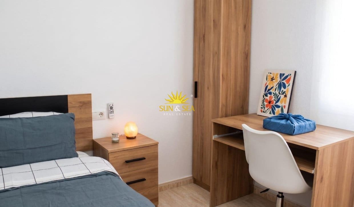   3 soveværelse   ferieLejlighed i Torrevieja   med   swimmingpool   - € 950 (Ref: 9997818)