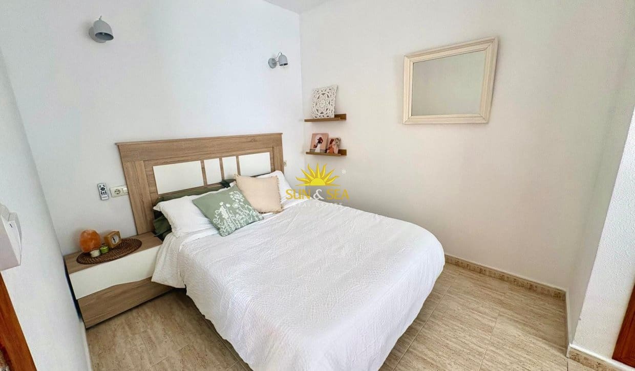   3 soveværelse   ferieLejlighed i Torrevieja   med   swimmingpool   - € 950 (Ref: 9997818)