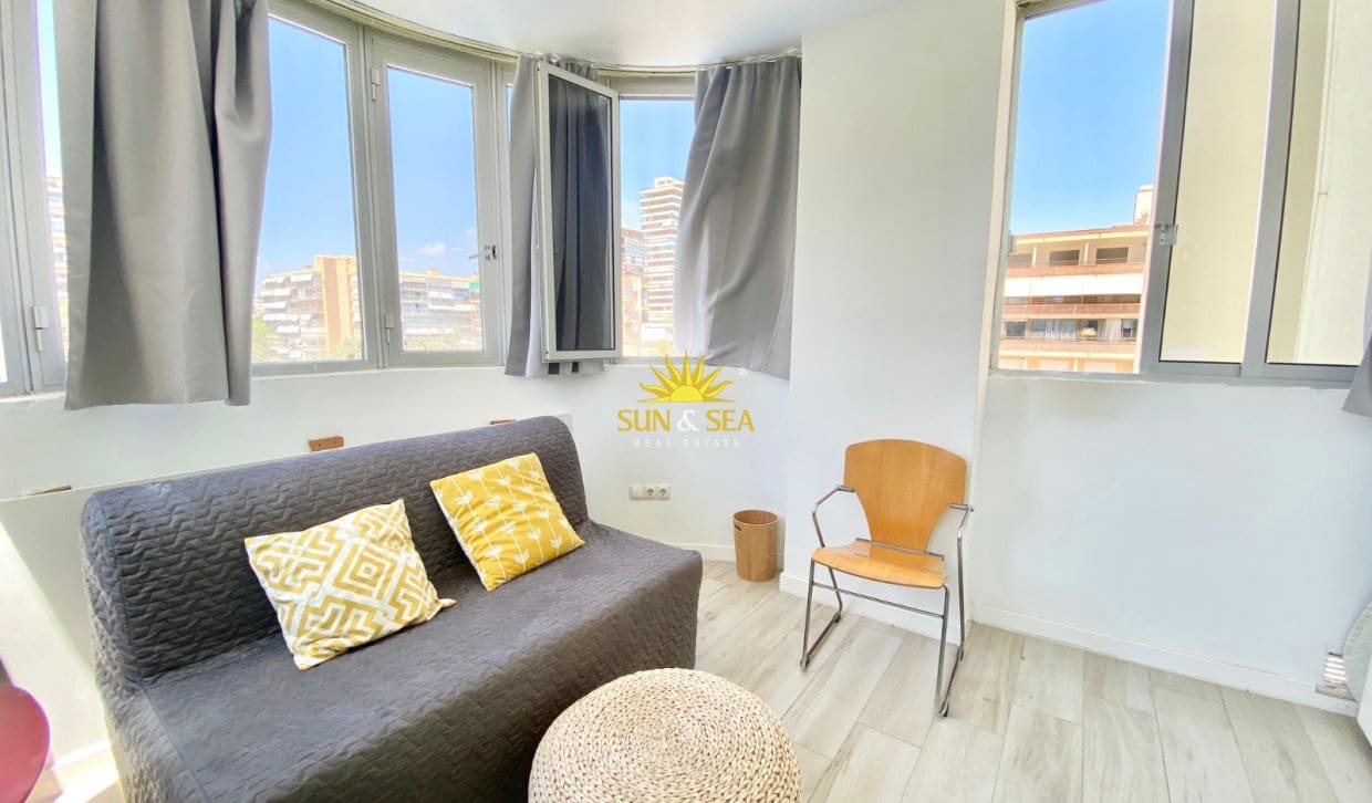 Appartement de 3 chambres de location de vacances à Alicante ville avec piscine garage - 1 350 € (Ref: 9999040)