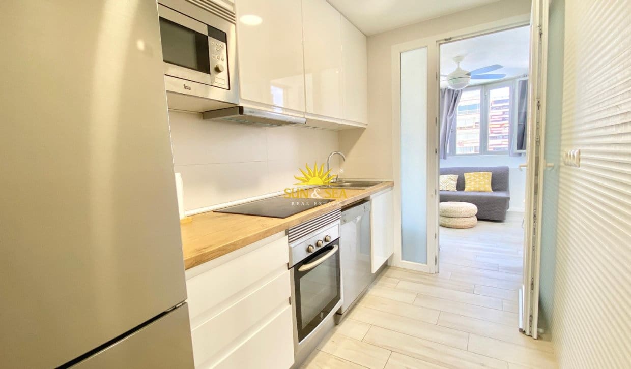 Appartement de 3 chambres de location de vacances à Alicante ville avec piscine garage - 1 350 € (Ref: 9999040)