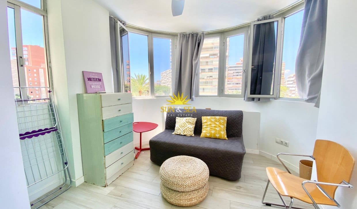 Appartement de 3 chambres de location de vacances à Alicante ville avec piscine garage - 1 350 € (Ref: 9999040)