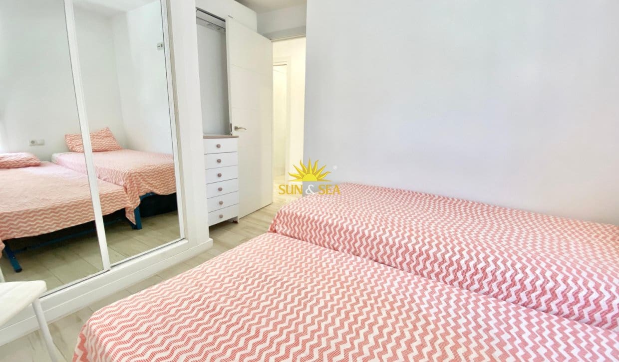 Appartement de 3 chambres de location de vacances à Alicante ville avec piscine garage - 1 350 € (Ref: 9999040)