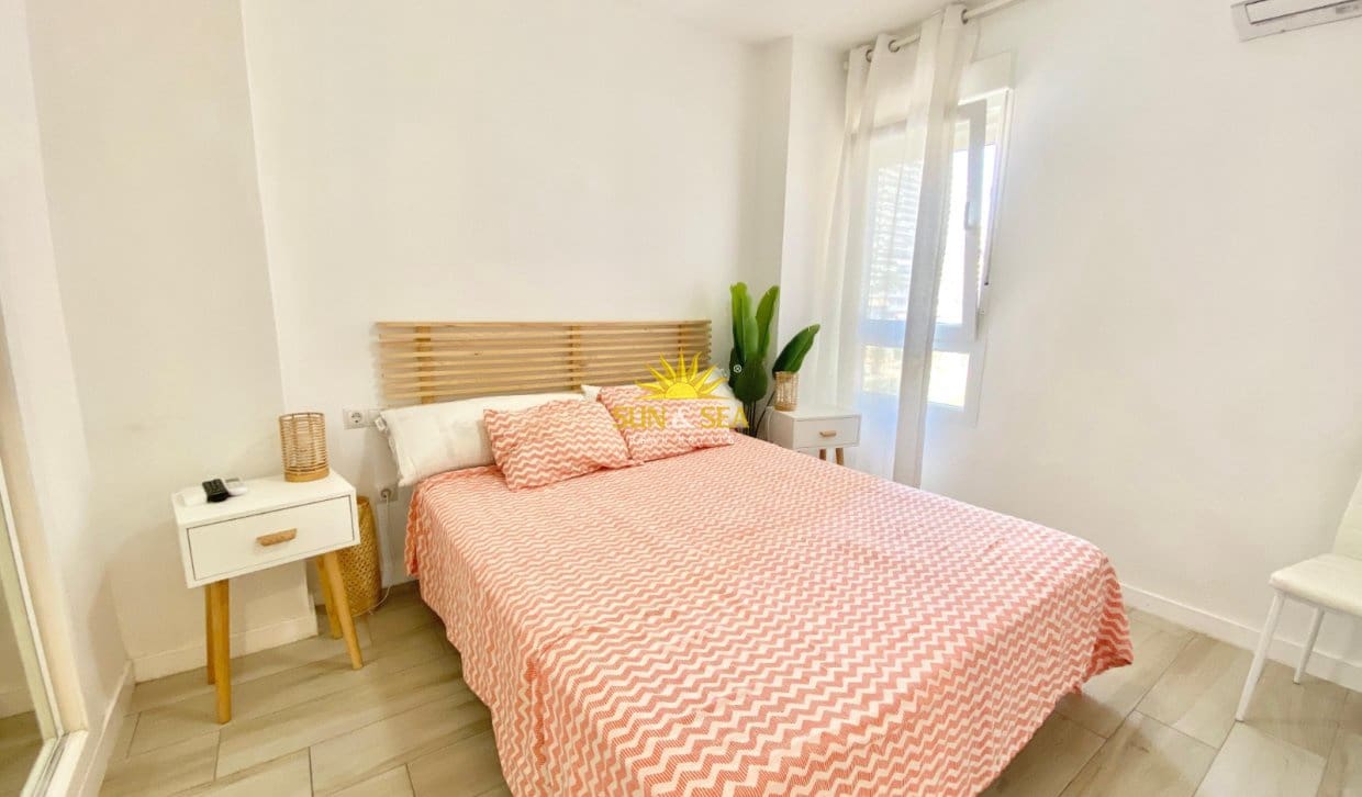 Appartement de 3 chambres de location de vacances à Alicante ville avec piscine garage - 1 350 € (Ref: 9999040)